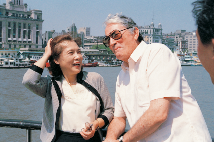 (金捷):秦怡和妹妹秦文:秦怡参加电影党课时:当时秦怡和吴孟超握手