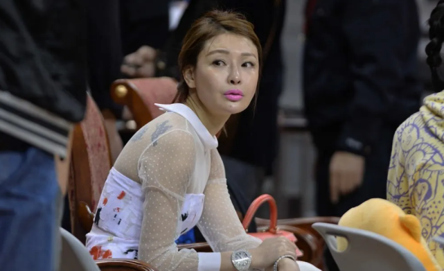 他是易建联老板娘,41岁最爱芭比粉,后背精致纹身韵味十足