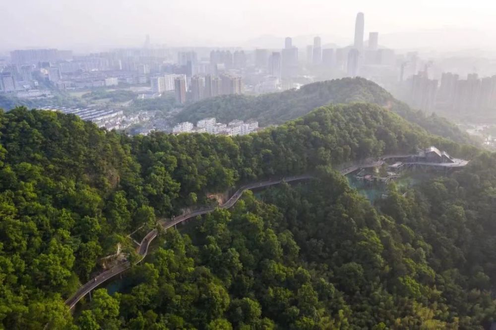 台州椒江區白雲山雲中綠道二期工程緊張施工中