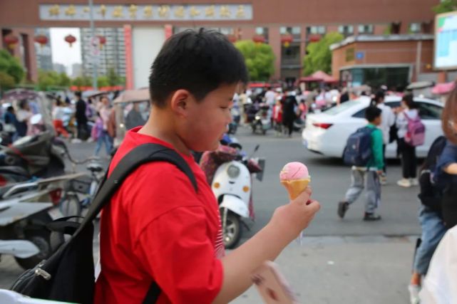 不同於大人的世界,孩子總是那麼簡單,3元錢的快樂,能高興的半天老老實