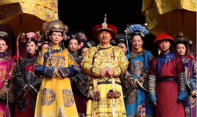 清朝妃子为何总戴长指甲套?除了装饰之外,更多的是为了方便皇上