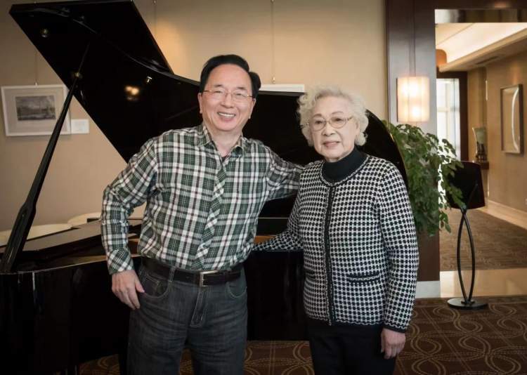 有机会在电影里跑过一次龙套,那就是秦怡和赵丹主演的《遥远的爱》