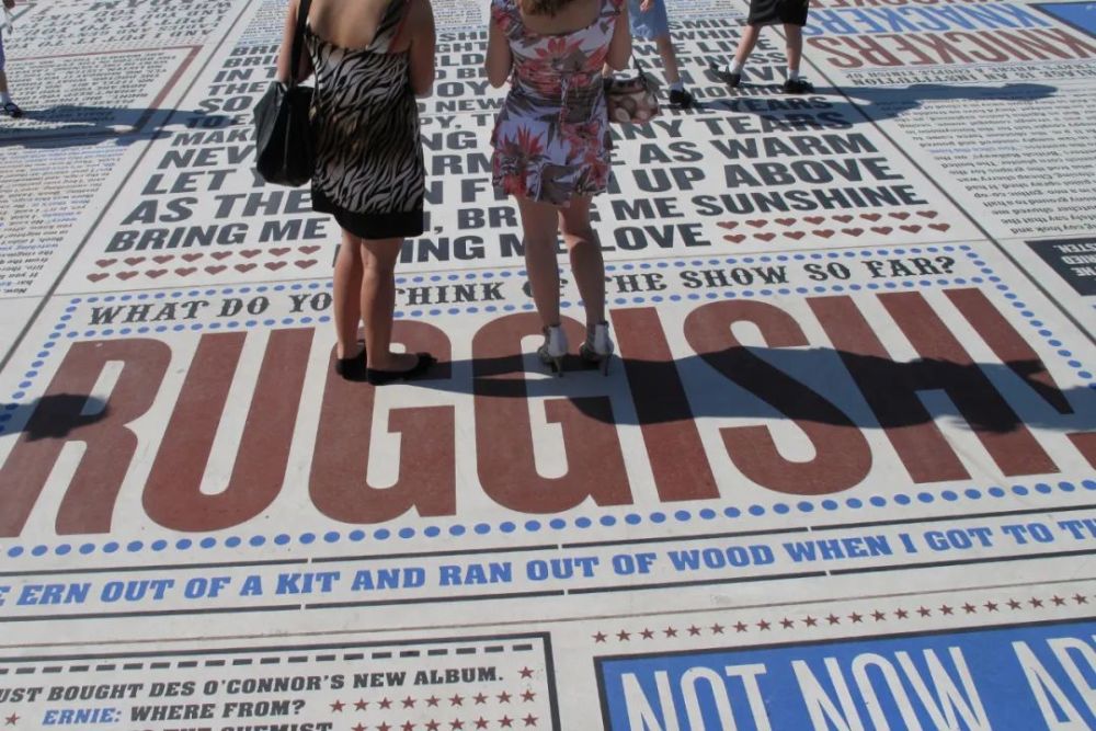 16萬個花崗岩字母拼出緻敬喜劇的 報紙 喜劇地毯 天天看點