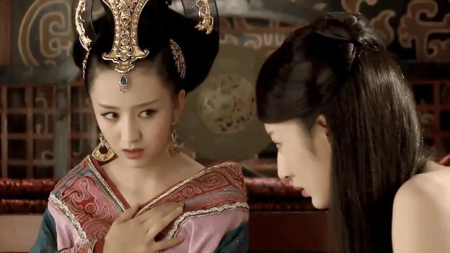 在其一生里穿插了冯昭仪,赵飞燕,赵合德,许皇后,班婕妤等人的故事
