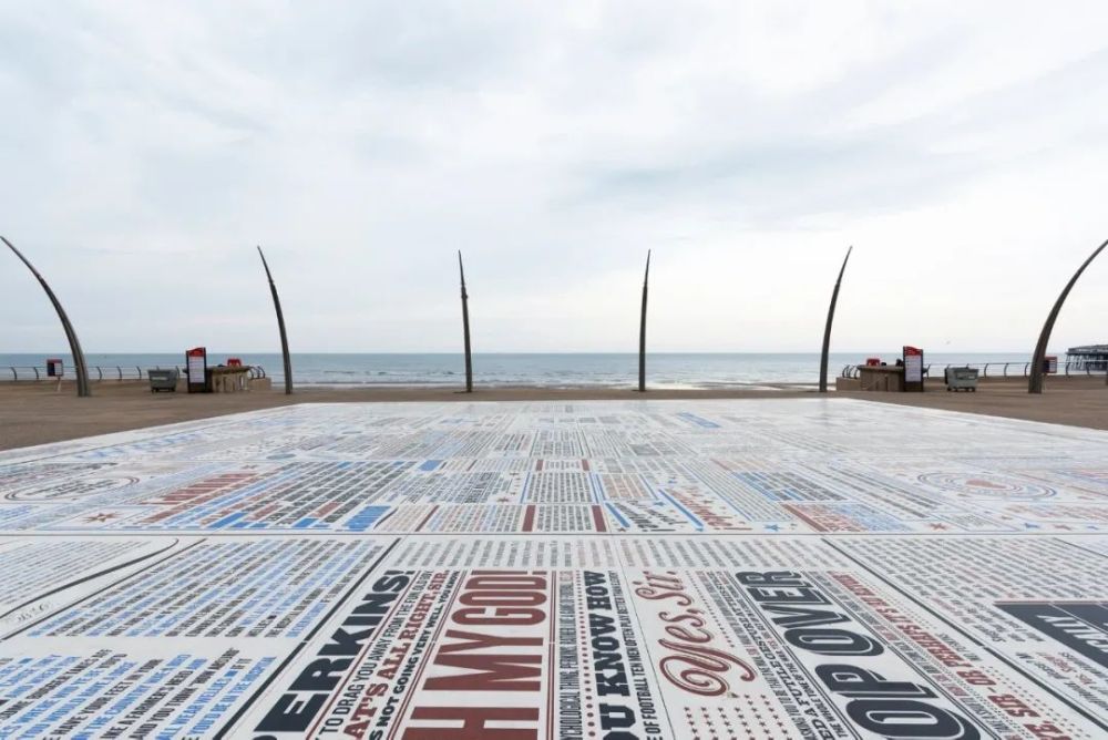 16萬個花崗岩字母拼出緻敬喜劇的 報紙 喜劇地毯 天天看點