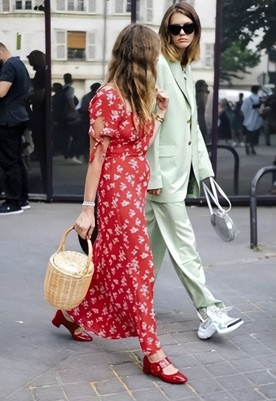 (以上图片源自于网络)以上就是本期全部的玛丽珍鞋穿搭啦,更多美丽穿