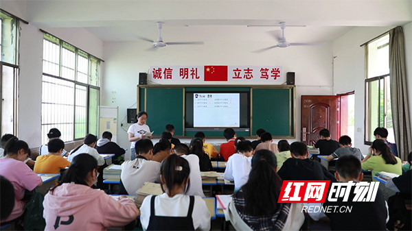 衡阳县375名樟树中学师生从危旧楼房整体搬进过渡校区