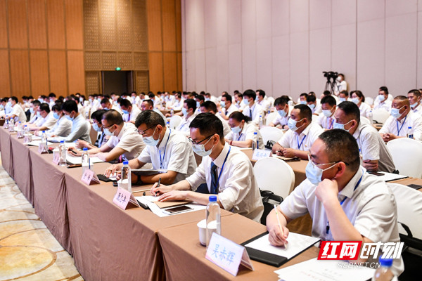 湖南省委组织部党员教育中心主任胡祥勇(中)作开班动