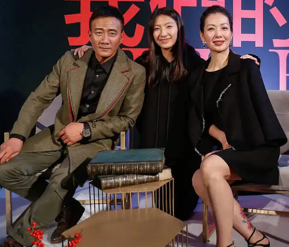 胡军13岁儿子身高近180,拍杂志大片颜值不输明星,充满霸总气质_腾讯