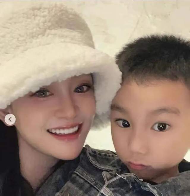 当了吴秀波7年小三的陈昱霖一出狱就有了满地跑的儿子谁的