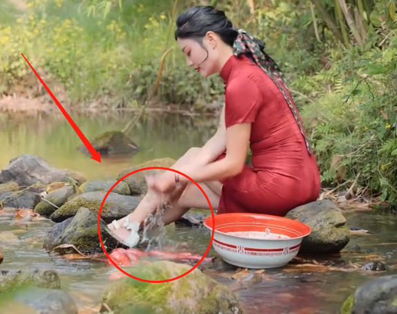 网红唐小鱼穿高跟鞋下水,洗完红薯的水接着喝,老公出镜搞破坏