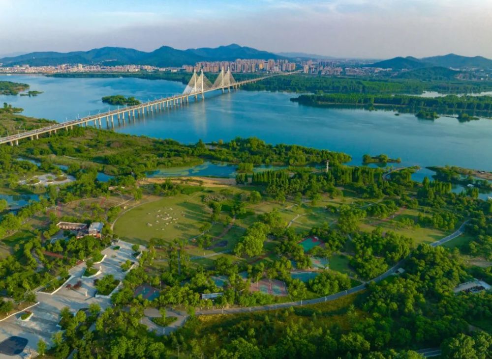 《光明日报》头版,《经济日报》关注襄阳月亮湾公园绿意盎然,美不胜收