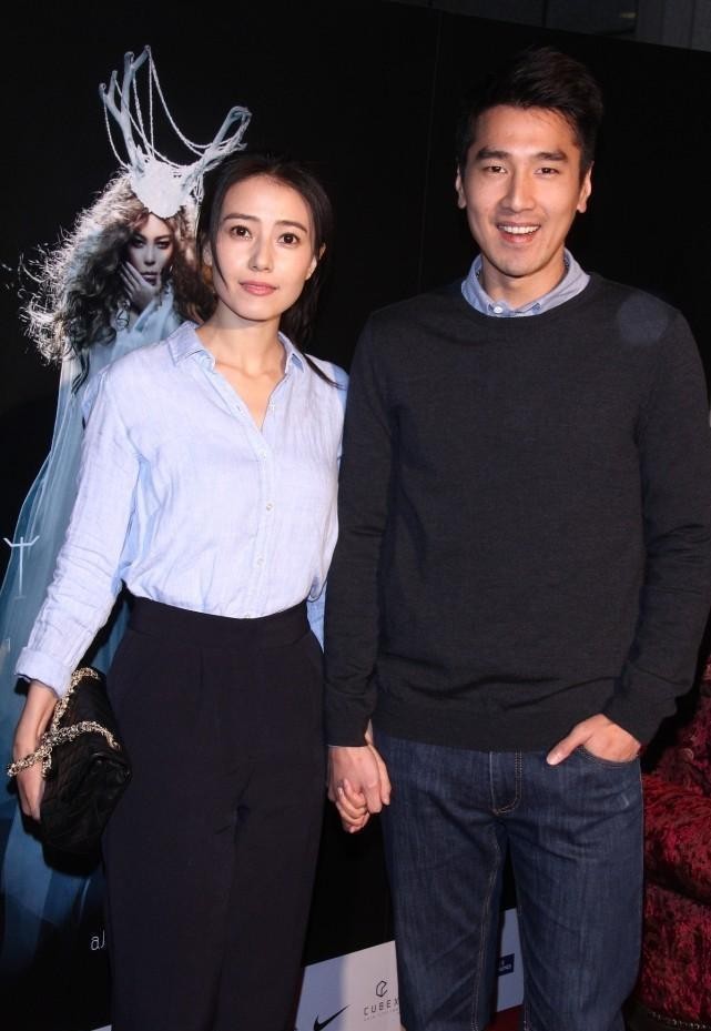 高圆圆真是嫁对了人与赵又廷同框后感觉更美了穿衬衫却显高级