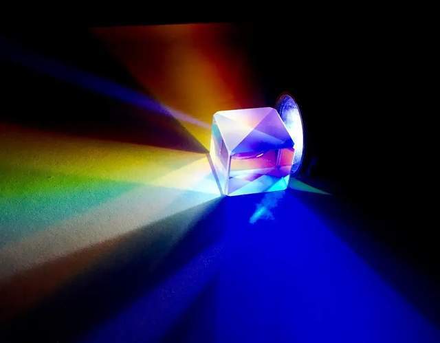 通过这种"分光实验",令人们第一次近距离看到了彩虹光的存在,其光斑