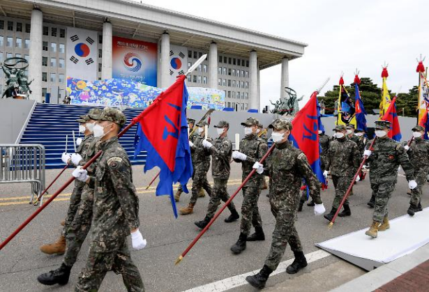 韩国国防部仪仗队为尹锡悦就职典礼彩排 图源|韩联社尹锡悦将在就职