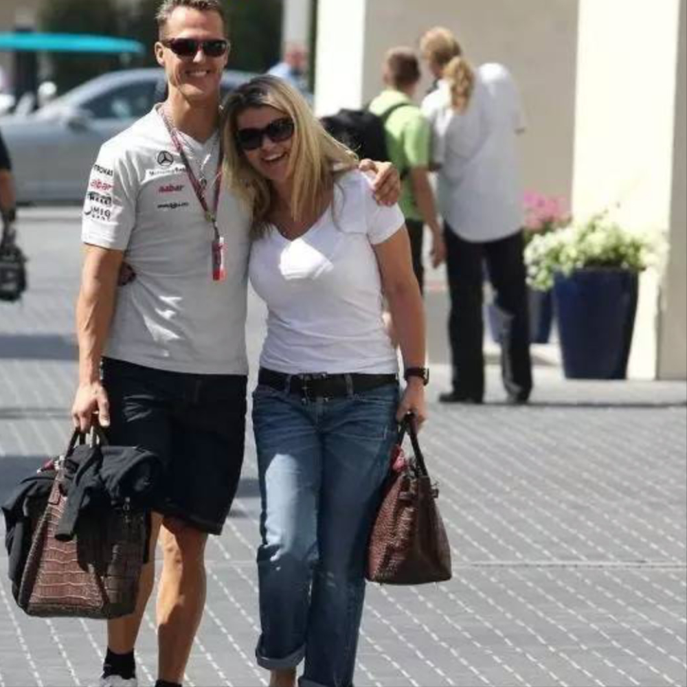 能看电视的车王舒马赫:"谢谢你做我的守护女神"_腾讯新闻