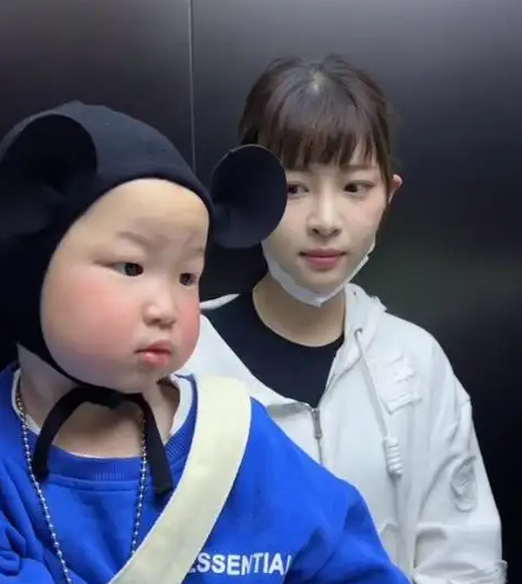 3岁屁桃被网暴"长得丑",容貌攻击引网友不满:他只是个孩子