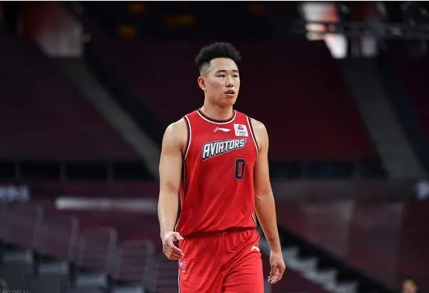 cba三消息深圳队长两年顶薪贺希宁将会留队莫科升任主教练