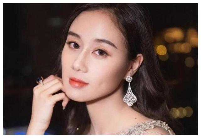 赌王女儿何超欣长大了穿高定婚纱出席活动傲人上围太吸睛