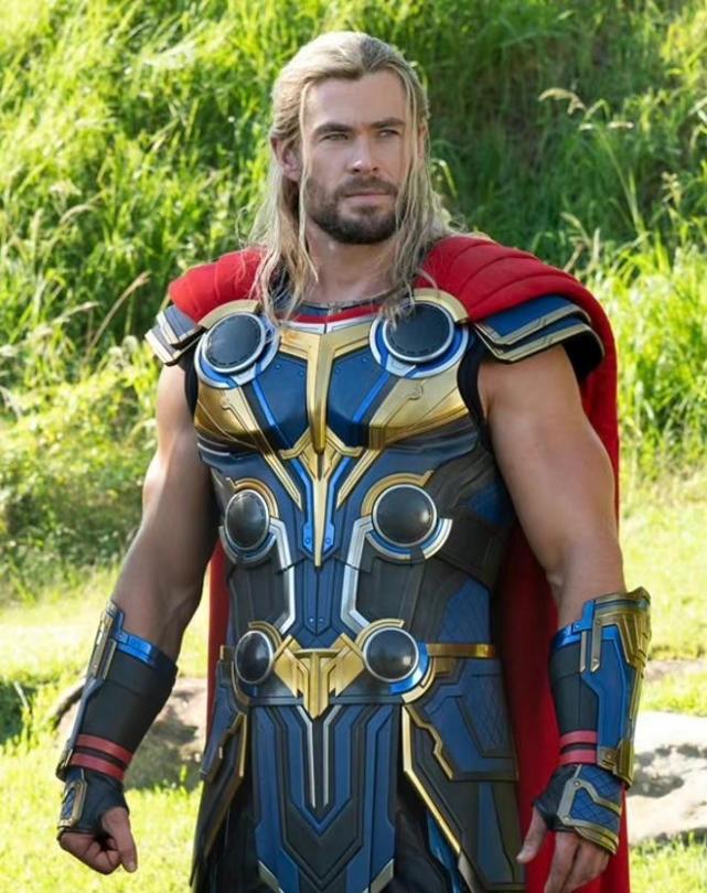 锤哥新铠甲被嘲太塑料,女雷神肌肉线条超性感