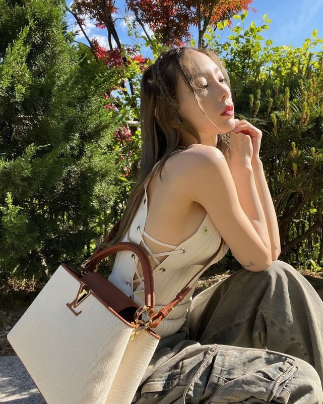 少女时代泰妍侧开衩上衣,精致肩膀,柔美曲线