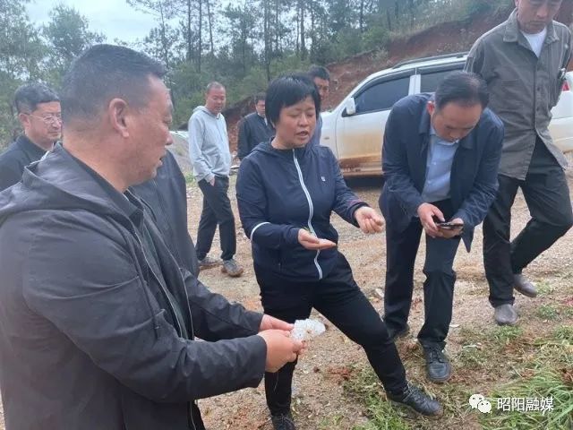 今天凌晨昭阳区布嘎乡遭遇大风冰雹灾害政府部门及时开展调研指导工作