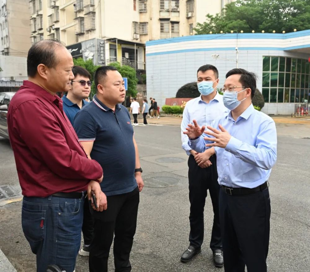 在湘潭经开区,李激扬来到科大和湖南软件职业技术大学,发现科大周边