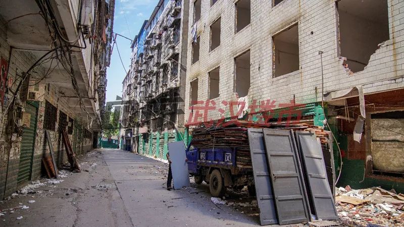 游离于现代城市管理之外,生活水平低下的居民区的代名词,华安里的现状