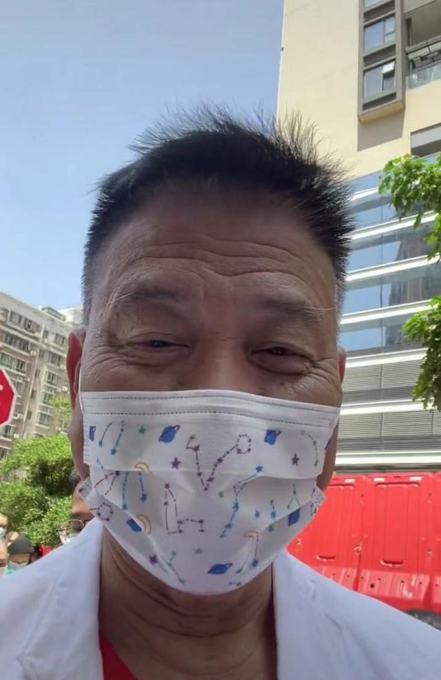 64岁万梓良定居湖南!烈日下排队做核酸无人识,双眼耷拉两鬓斑白