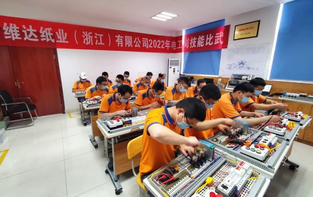 推行新型学徒制龙游企业专职技工充电忙