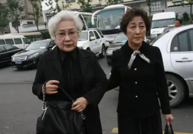 44岁患癌,100岁去世,艺术家秦怡一生坎坷,两段婚姻,儿子早逝
