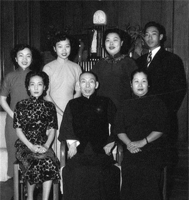 黄金荣人到中年,已经是帮派的一把手,不再需要老婆林桂生的扶持.