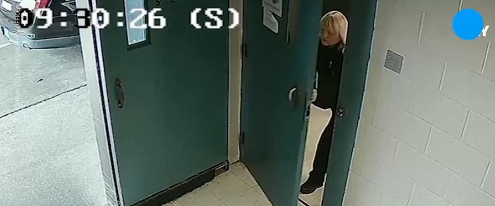 从当天的表现来看,vicky几乎是一直占据主动权,引导逃犯出门,上车