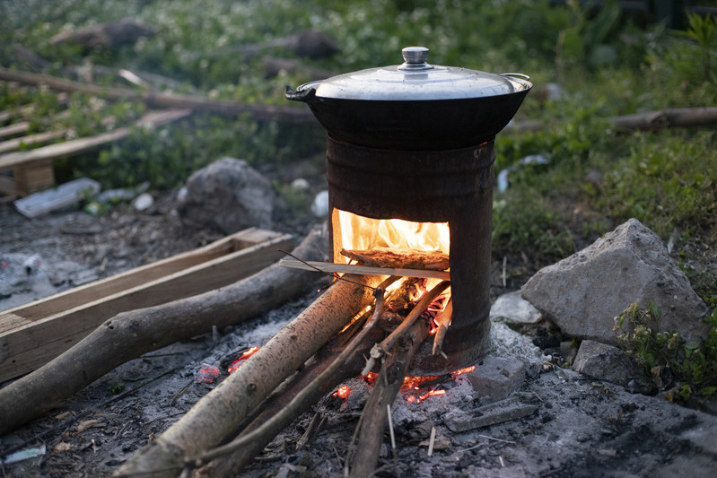 自制土灶野外求生滞留上海马路边上的卡友这样度过封控40天