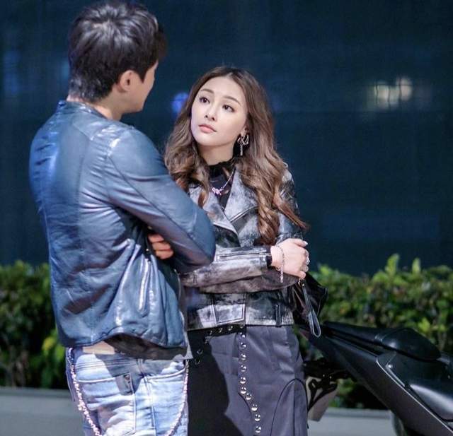 不知道,对于此次蔚雨芯一次性拿出200万的支票送给母亲做母亲节的礼物