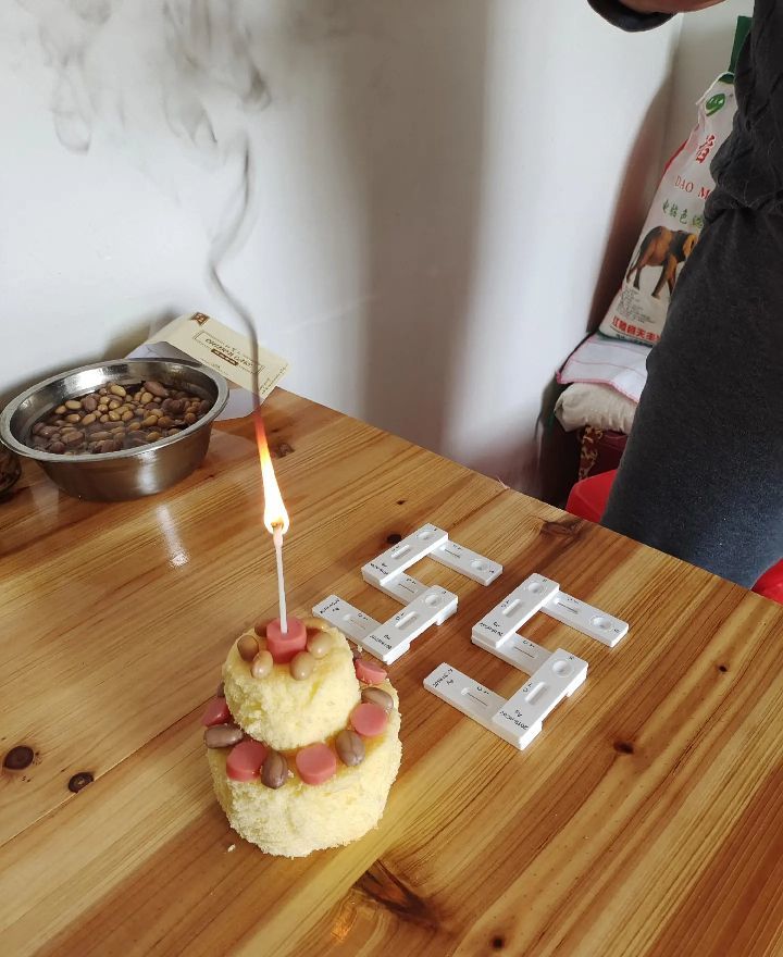 一位上海大叔恰好在疫情期间过生日,于是面包当蛋糕,核酸棉签当蜡烛
