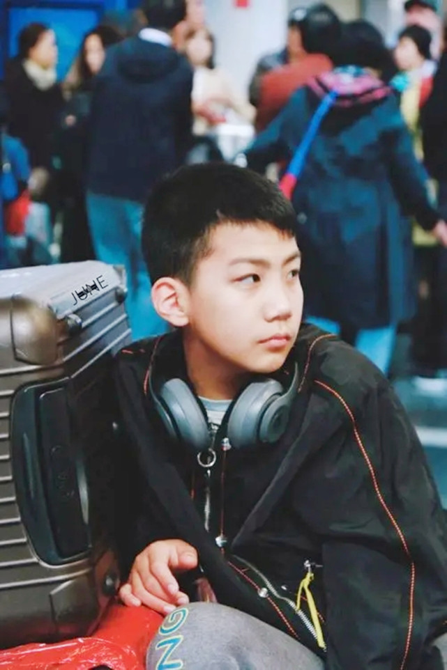 从小胡皓康就兴趣爱好广泛,他喜欢冰球,游泳,弹钢琴