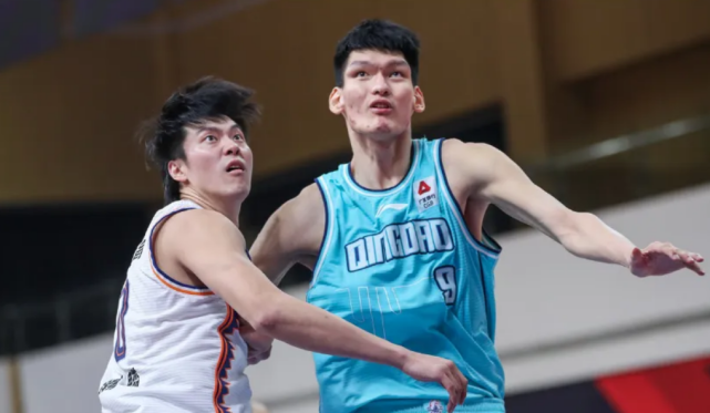 不提外援,单单国内球员就有着持有顶薪的优质地板流内线李原宇和身高