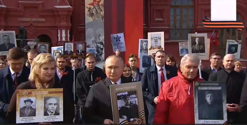 俄胜利日举行“不朽军团”大游行，普京手捧父亲肖像走在队伍中灭尽龙