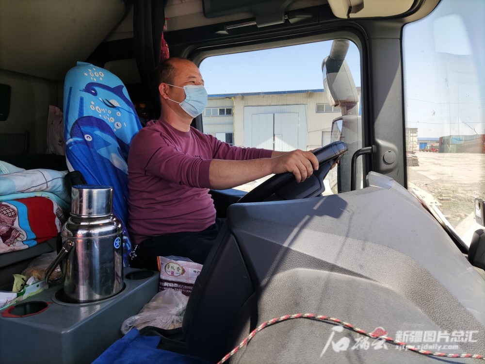 货车司机于山买买提长途路上跑出美好生活