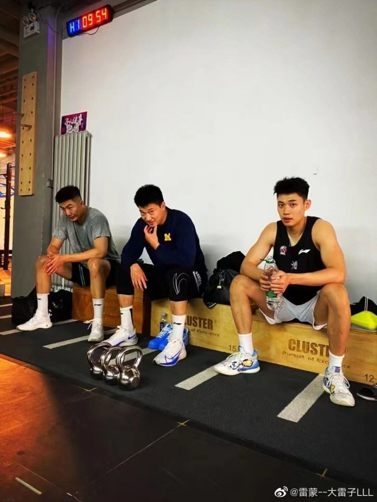 雷蒙,马泳和满江曾一起在八一男篮打球.