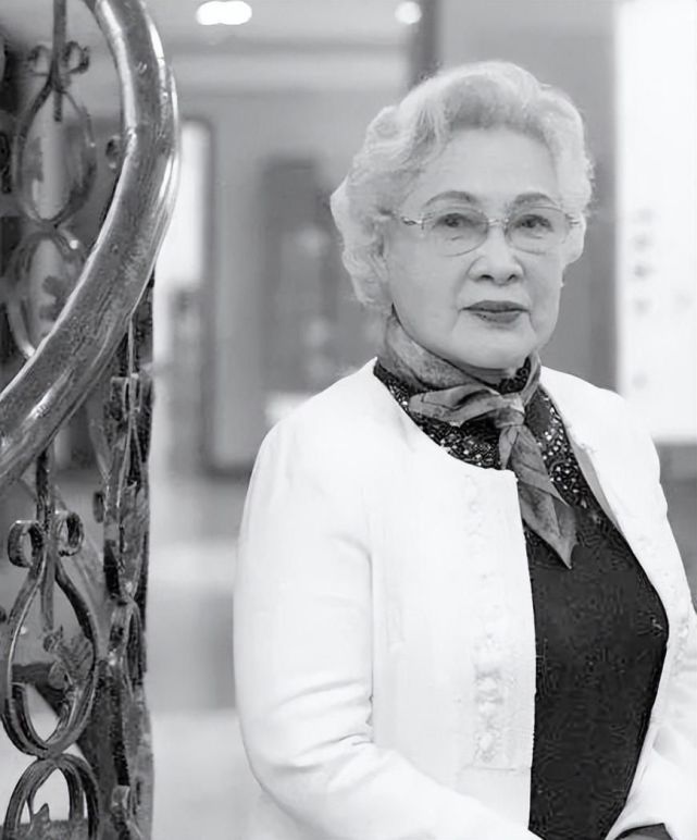 秦怡去世上影集团发讣告 遵照家属意愿丧事从简