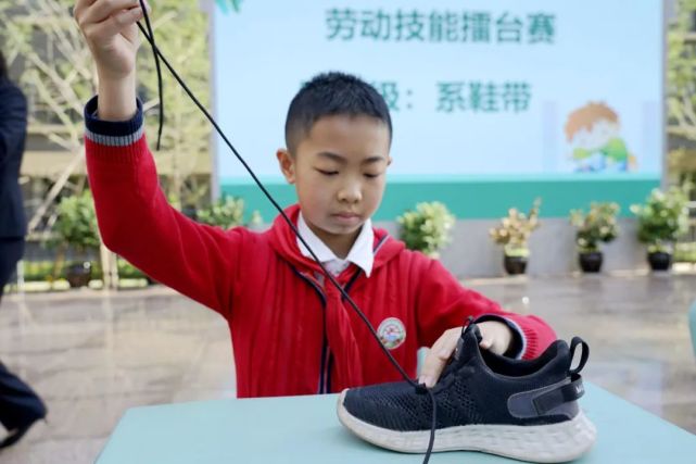 一群被隨機抽選到的男學生立即衝上比賽場地,坐在椅子上,忙著脫鞋子並