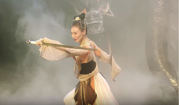 在宣璐的这段剑器行舞蹈中,身穿大红色古装,对着镜头运剑起舞,不仅