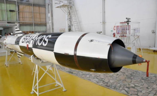 4枚高精准缟玛瑙导弹 从俄控制区克里米亚飞向敖德萨