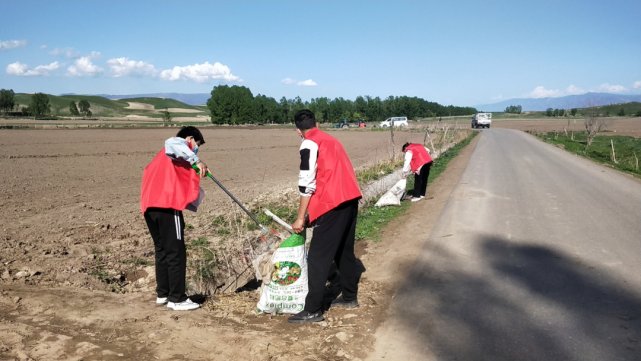 闊布村幹部群眾正在清理房前屋後垃圾和雜物齊勒烏澤克鎮5阿克託海村