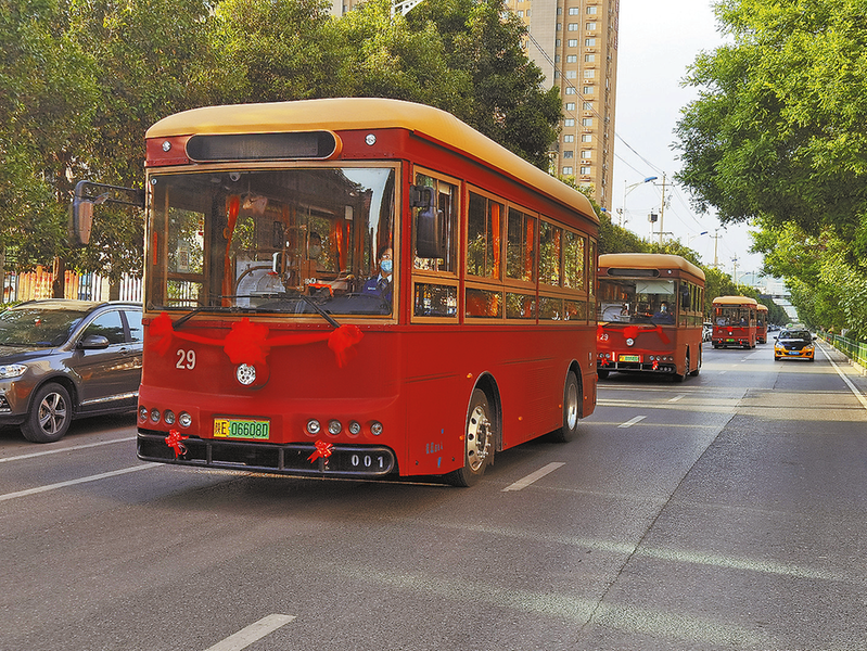首批29路铛铛车亮相渭南街头
