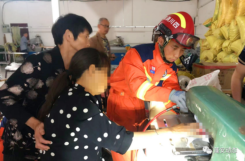 蓬安县红旗市场手套厂内一名工人手指不慎被卷入机械设备内