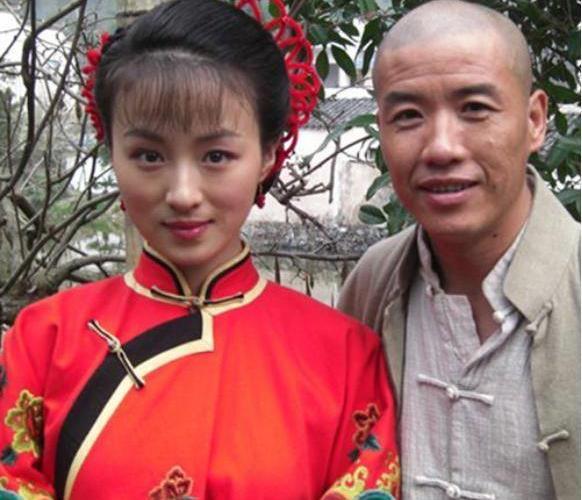 后来关小平就和潘长江一起合作,并且还将自己的女儿关思慧带入了娱乐