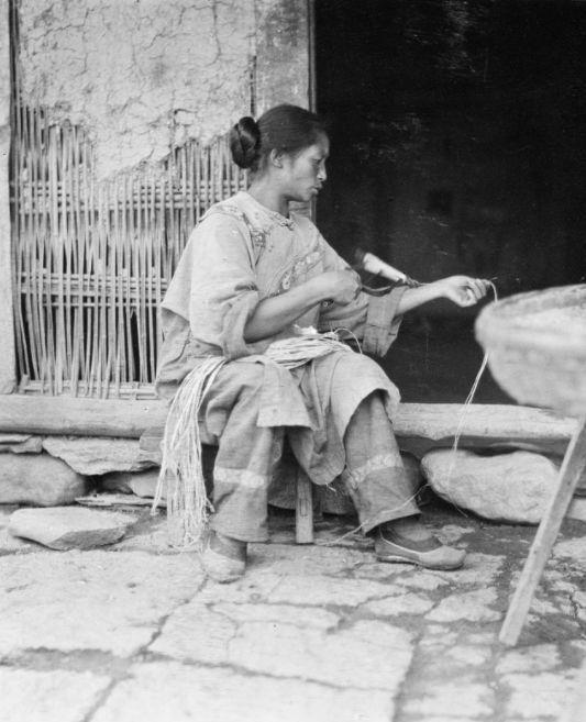 老照片：1874年的中国妇女，给人满满的是心酸与心寒！地理书电子课本星球版八下